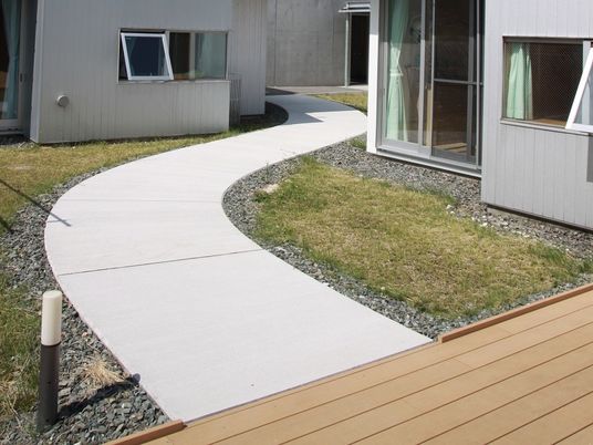 曲線の通路の中庭  