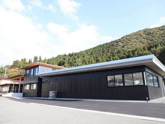 山のふもとの外観  