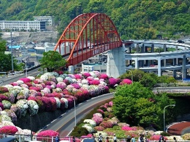 赤い橋と花々の風景