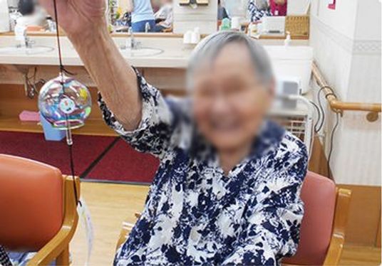 風鈴を手に持つ様子