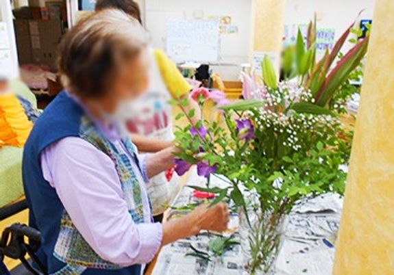 生け花を楽しむ様子の室