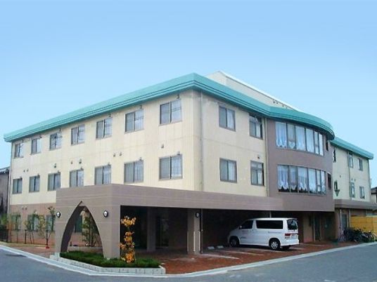 清潔感ある建物のエントランス
