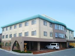 青空に映える建物の外観