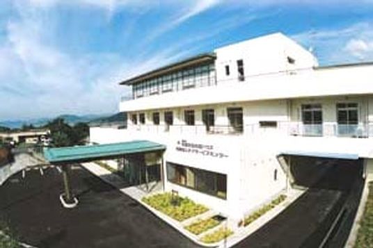 青空と建物の外観