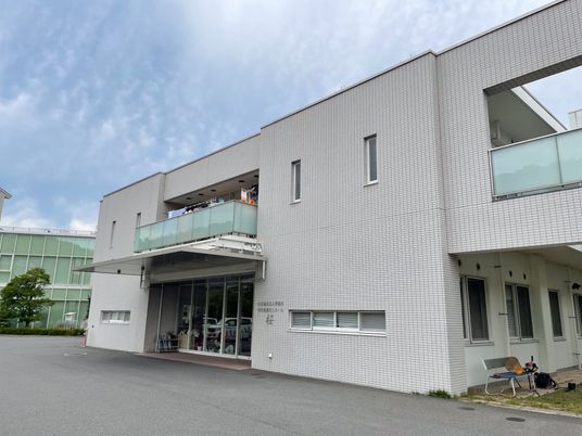 白い外観の建物