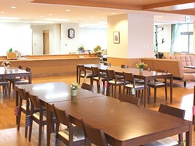 明るい食堂 食堂   木目調のテーブルが並ぶ、ゆったりした食堂です。奥のカウンター周辺も見通しがよく、落ち着いて過ごせそうです。