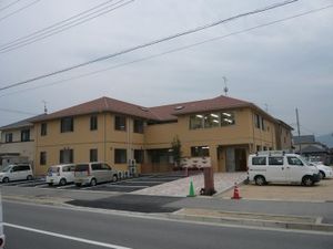広い駐車スペースの建物外観
