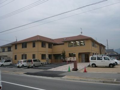 広い駐車スペースの建物外観
