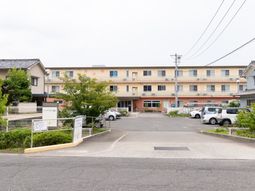 明るい建物の外観