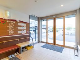 明るいエントランス風景