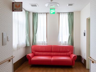 赤いソファの休憩コーナー