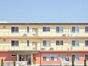 三階建ての施設外観  