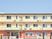 三階建ての施設外観  