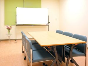 会議用の机がある多目的室  