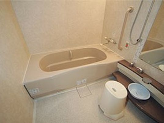 手すり付き浴室の一角