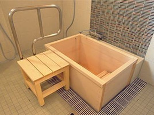 木製の浴槽と椅子