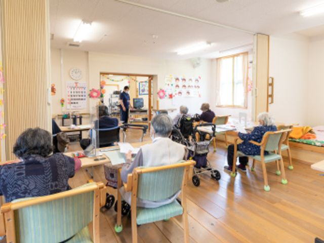 くつろげる空間です ラウンジ 広々とした場で、ゆったりとした時間を過ごせます。自然光が入る、明るいスペースです。