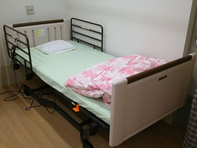 静かな洋室の居室 居室 ベッドが設置された居室は、穏やかな雰囲気で休息に最適な空間です。