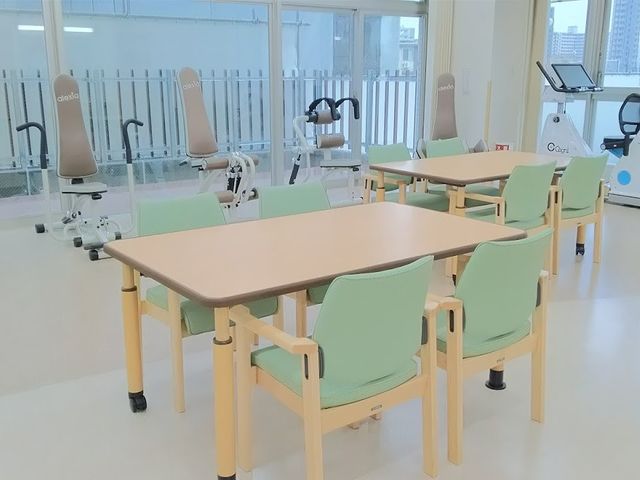 機器のある多目的室 多目的室   自然光の差し込む多目的室です。椅子とテーブルがあり、心地よい空間で作業ができます。
