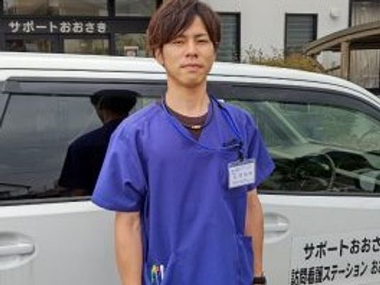 スタッフが立つ車のそば
