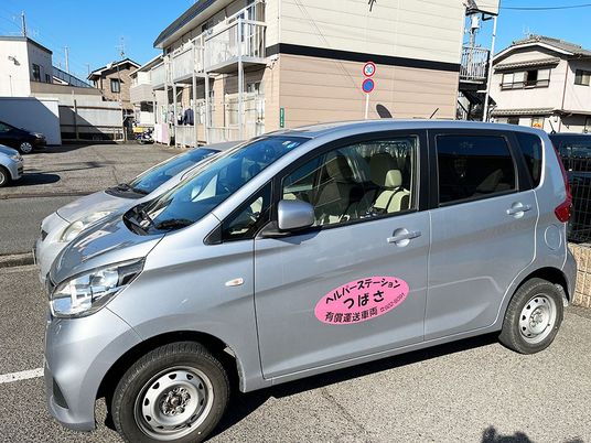 送迎車が停まる外観  