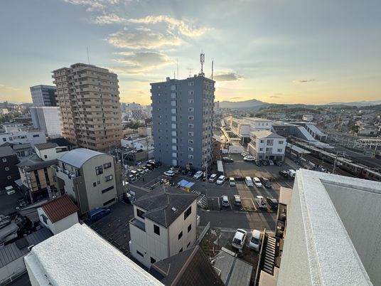 高層建物と駐車場の風景