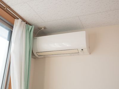 壁に取り付けられたエアコン