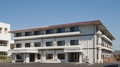三階建て建物の外観
