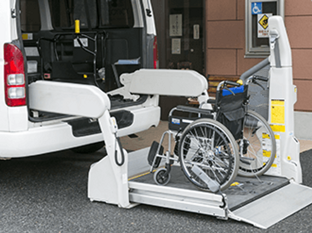 車椅子の搬送装置 エントランス 車椅子対応の設備が整ったエントランスです。快適な移動をサポートします。
