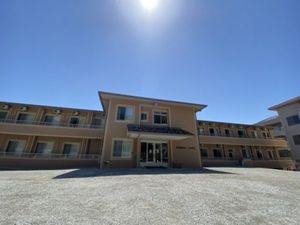 施設外観の建物正面  