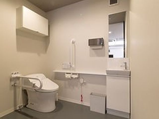 安全設計のトイレ トイレ 清潔で広々とした空間のトイレです。手すりがあり、安心して利用できる設計になっています。