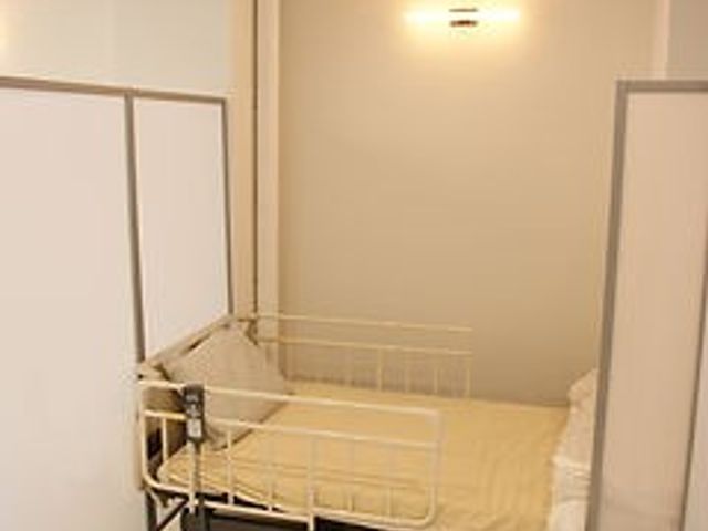 ベッドが配置された居室 居室 プライバシーに配慮されたシンプルな居室です。落ち着いた環境で快適に過ごせます。