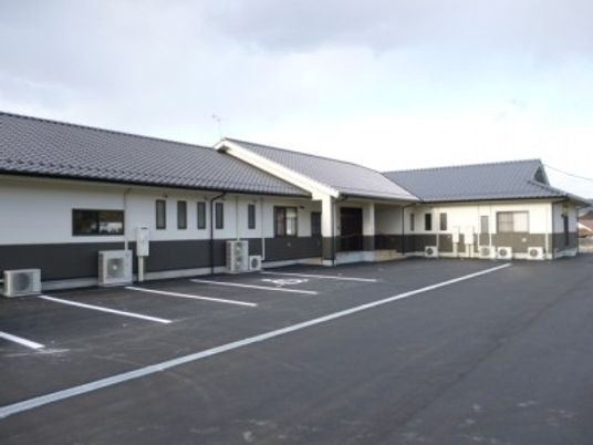 広い駐車場の外観