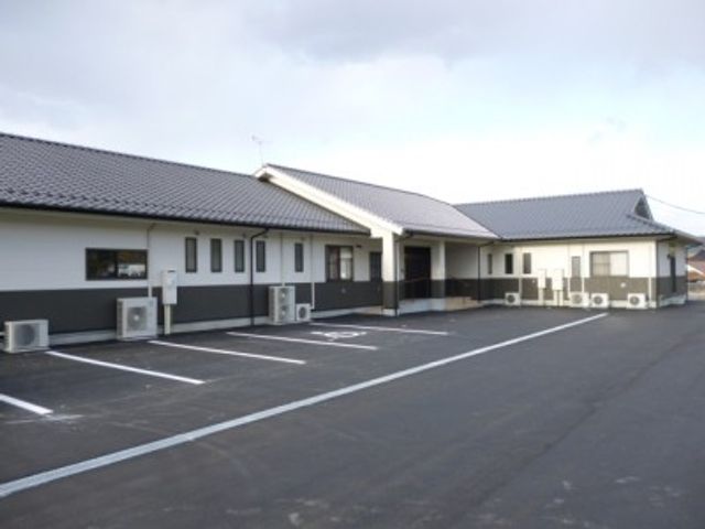 広い駐車場の外観