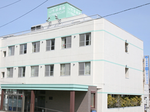 白い外観の病院建物  