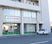 車が停まる建物外観