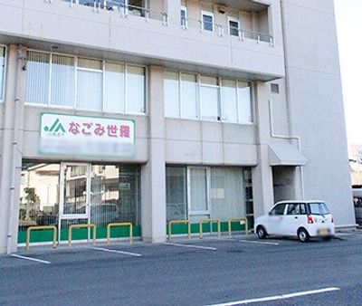 車が停まる建物外観