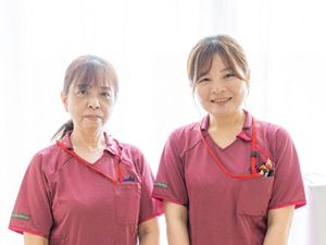 スタッフ2人の笑顔  