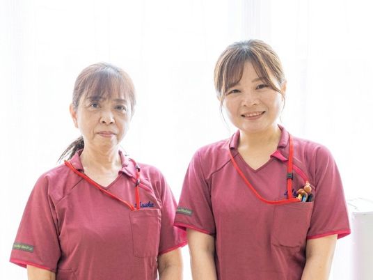 スタッフ2人の笑顔  