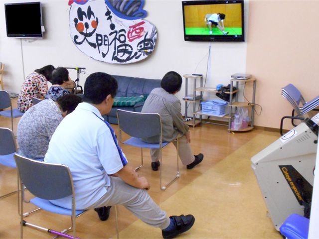 住人が集うラウンジ ラウンジ 心地よいラウンジで、みんながリラックスしながらテレビを楽しんでいます。