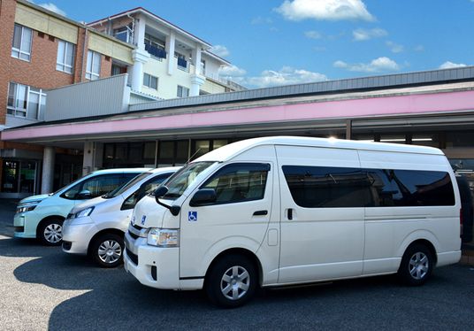 送迎車が並ぶエントランス