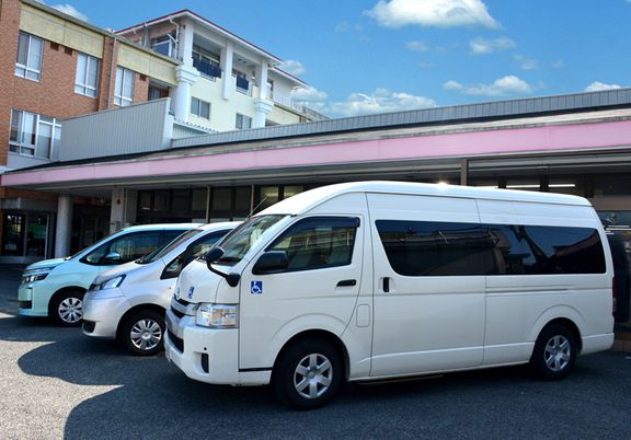 送迎車が並ぶエントランス