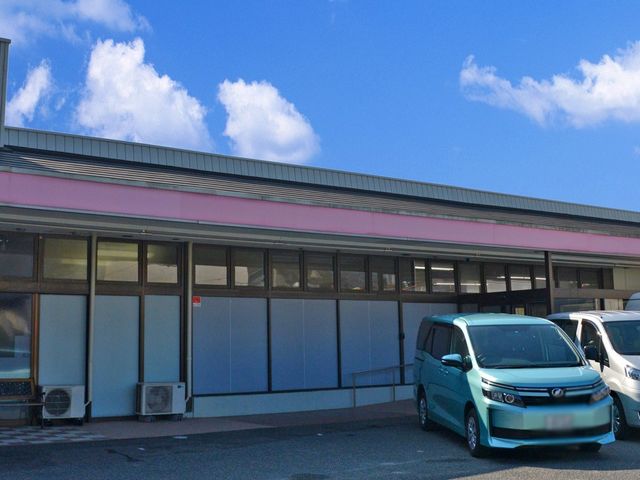 施設の外観 外観 広々とした駐車スペースがあり、アクセスが便利です。快適な環境を提供しています。