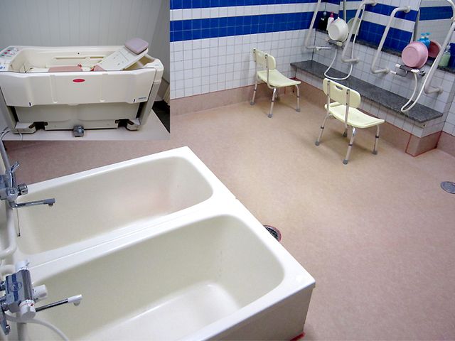 広々とした浴室 浴室 明るく広々とした浴室は、利用者が快適に過ごせる環境になっています。