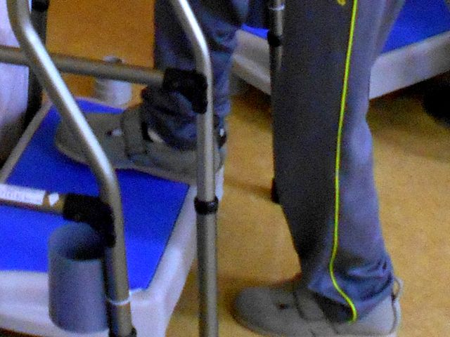 運動器具の使用風景 機能訓練室 運動器具を使って体を動かす様子です。リハビリの場として、快適に利用いただけます。
