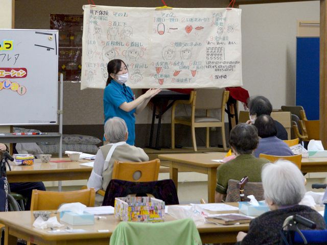 集会に参加する人々 多目的室 自然光が差し込む多目的室で、参加者が活動に積極的です。和やかな雰囲気で交流が楽しめます。