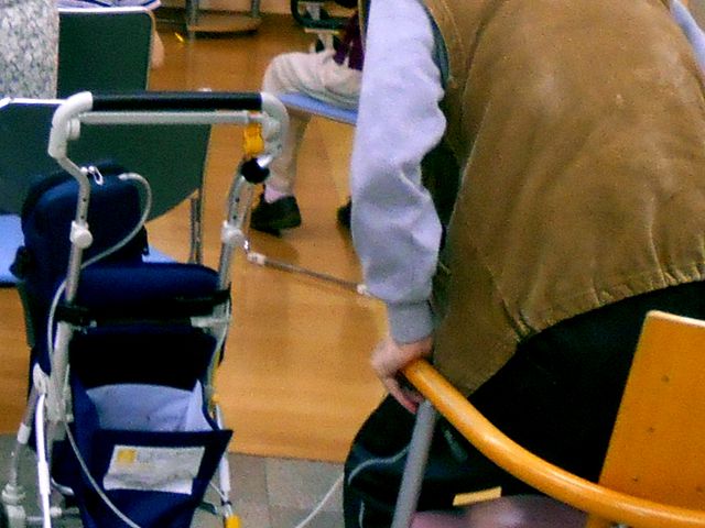 リビングの様子 リビング 広々としたリビングで、車椅子や歩行器をご利用の方もリラックスした時間をお過ごしいただけます。