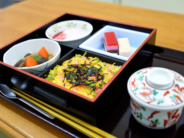 彩り豊かな料理膳 料理 食材の色彩が豊かで魅力的なお膳です。食事の時間を楽しむことができます。