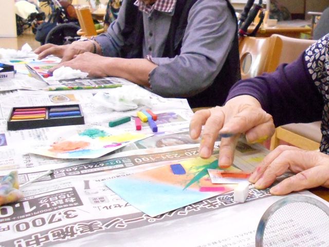 カラフルなアート制作する手元 多目的室 楽しみながらアートを制作できる空間です。指先を動かすことでリラックスできる時間を提供します。