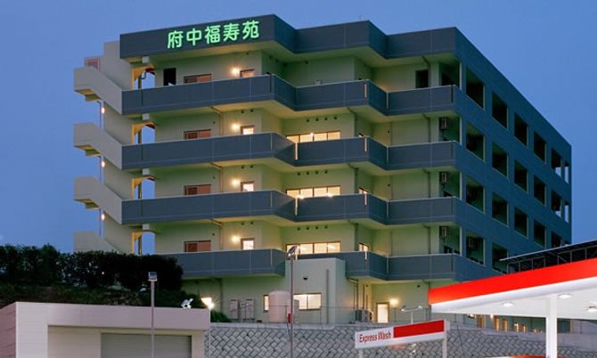 青空に映える建物外観